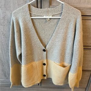 Two-Tone V-Neck Colorblock Cardigan Sweater in Gray and Cream